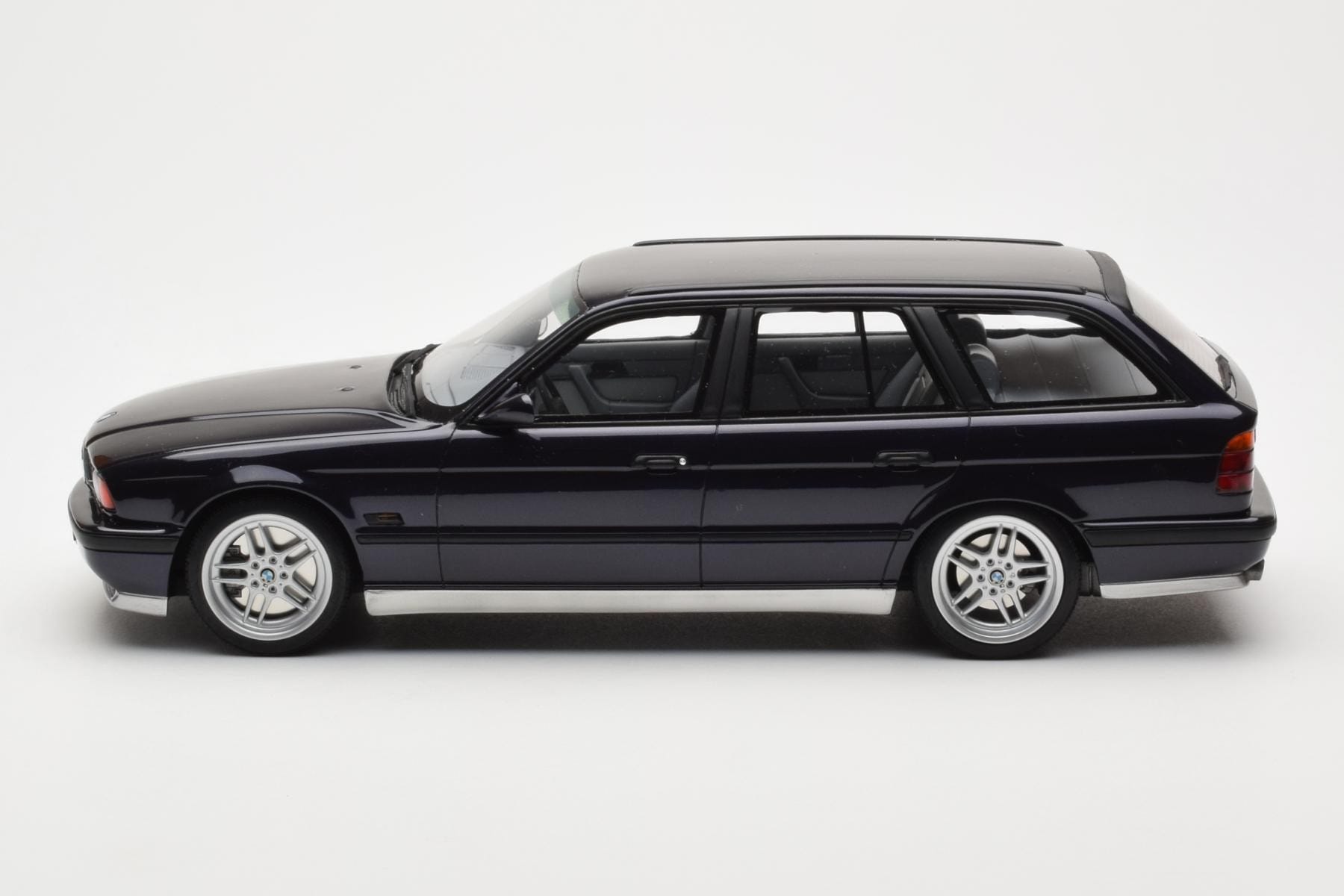 BMW M5 E34 Touring Diamond Negru Otto 1:18 OT198 Rășină - imaginea 3 din 6