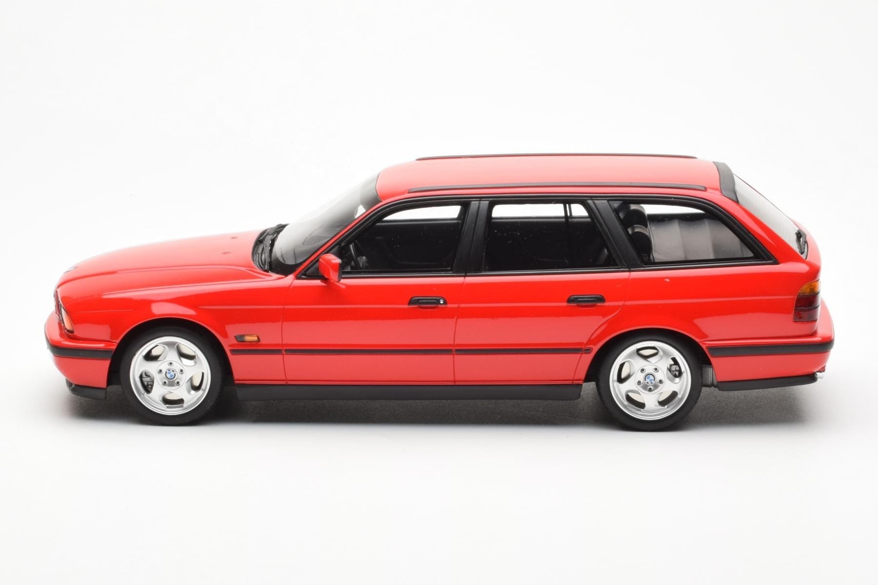 BMW M5 E34 Touring Roșu Otto 1:18 OT951 Rășină - imaginea 3 din 6