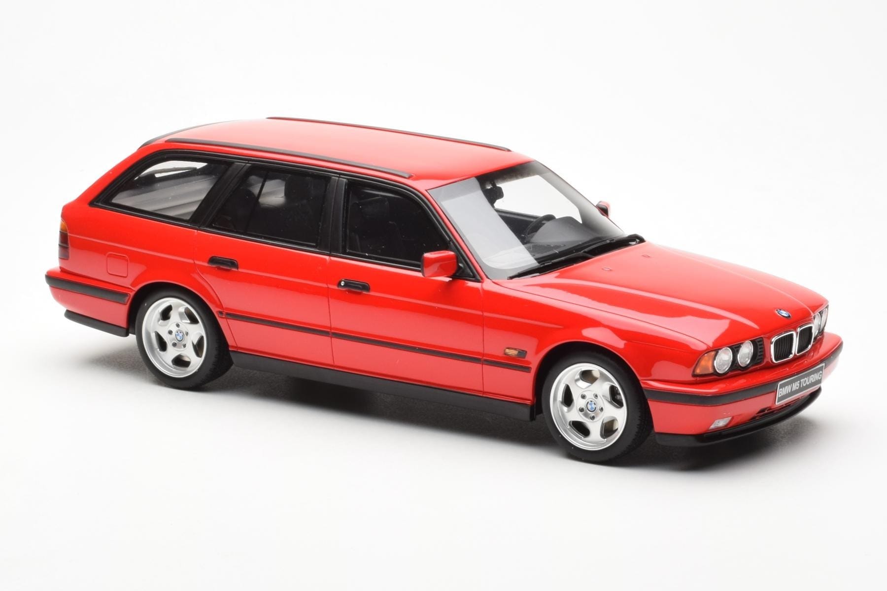 BMW M5 E34 Touring Roșu Otto 1:18 OT951 Rășină - imaginea 4 din 6