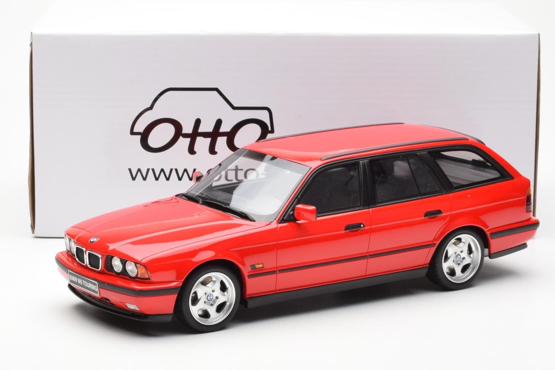 BMW M5 E34 Touring Roșu Otto 1:18 OT951 Rășină - imaginea 6 din 6
