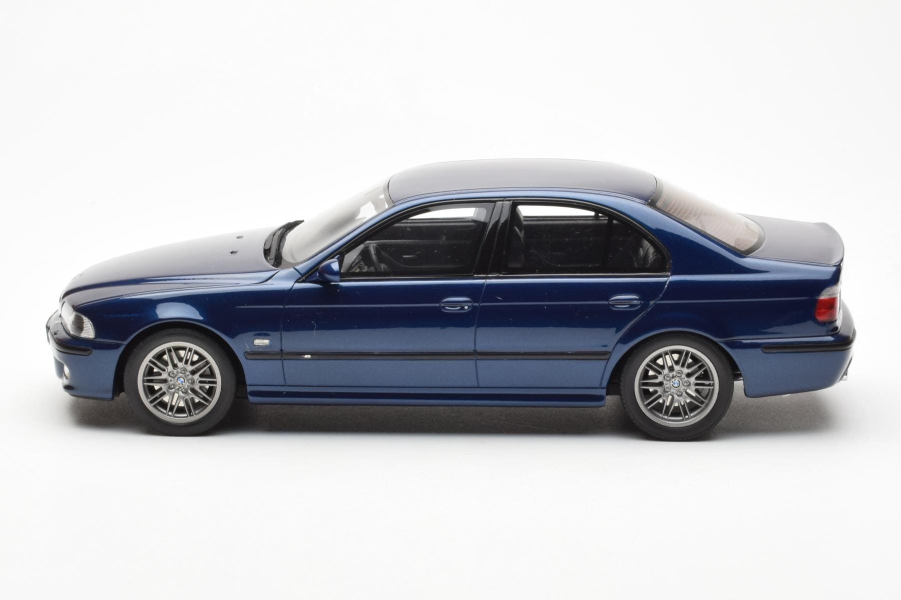 BMW M5 E39 Avus Blue Paint Issue Otto 1:18 OT070 Rășină - imaginea 3 din 6