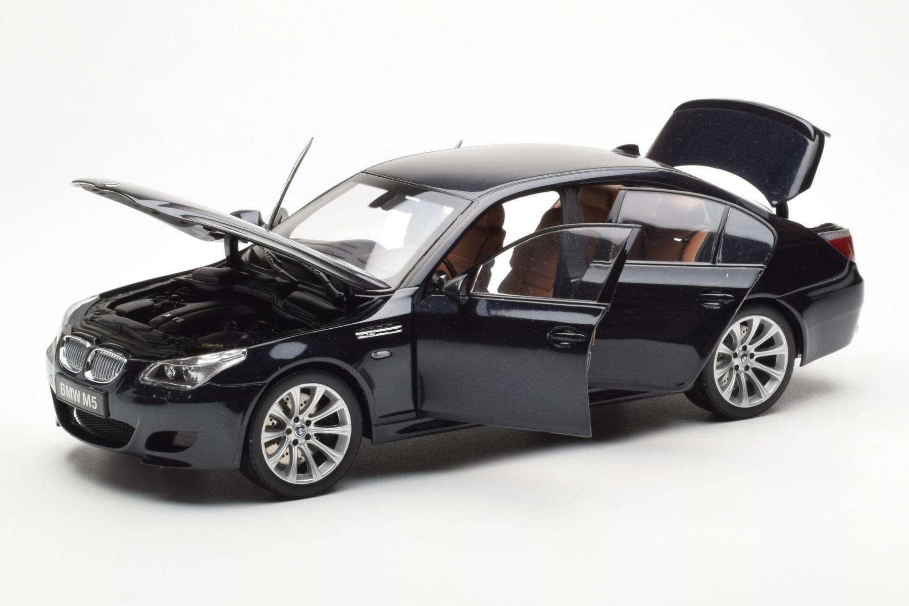 BMW M5 E60 Carbon Negru Kyosho 1:18 08593BK Metal - imaginea 2 din 8
