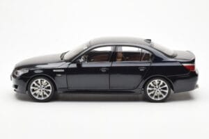BMW M5 E60 Carbon Negru Kyosho 1:18 08593BK Metal - imaginea 4 din 8