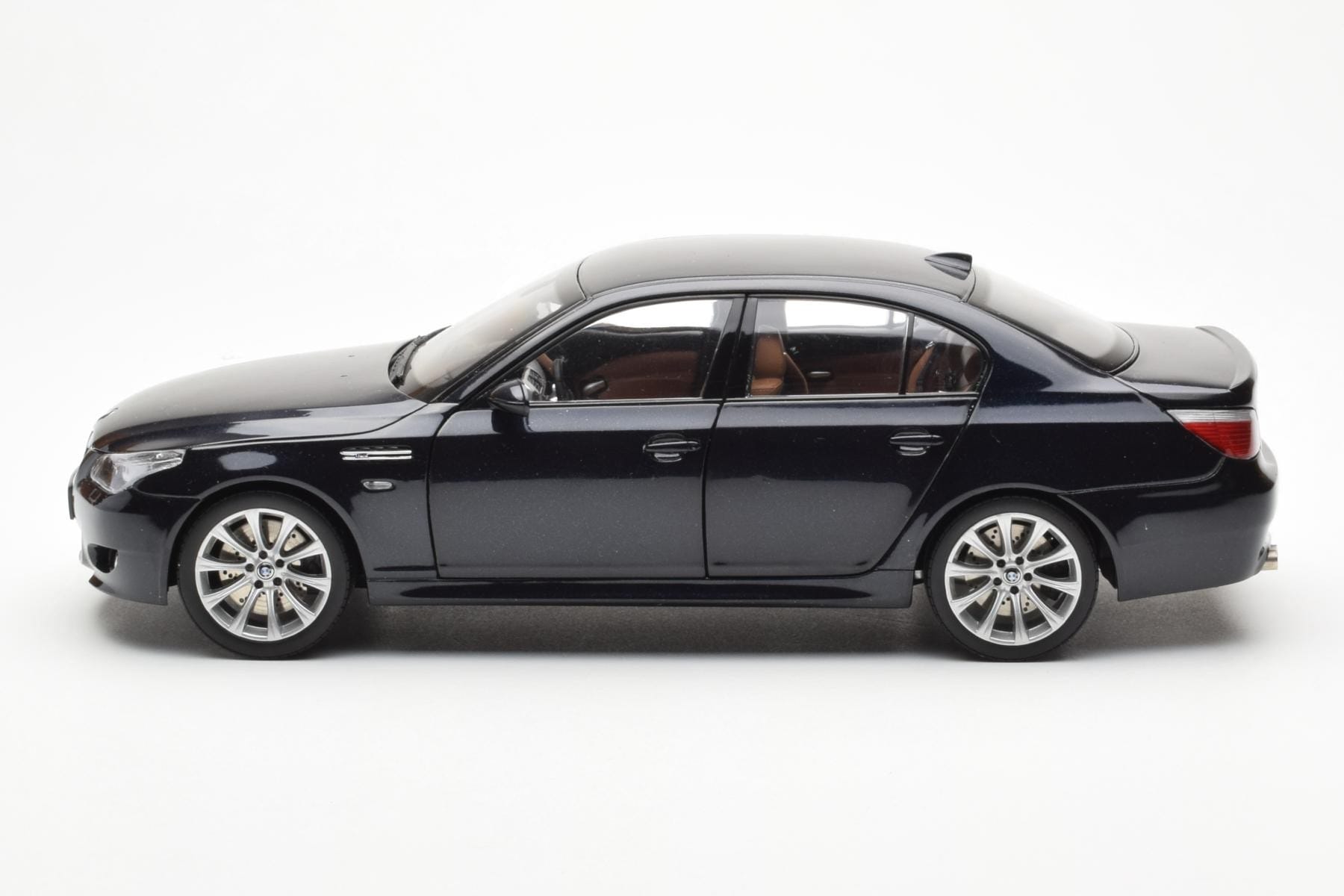 BMW M5 E60 Carbon Negru Kyosho 1:18 08593BK Metal - imaginea 4 din 8