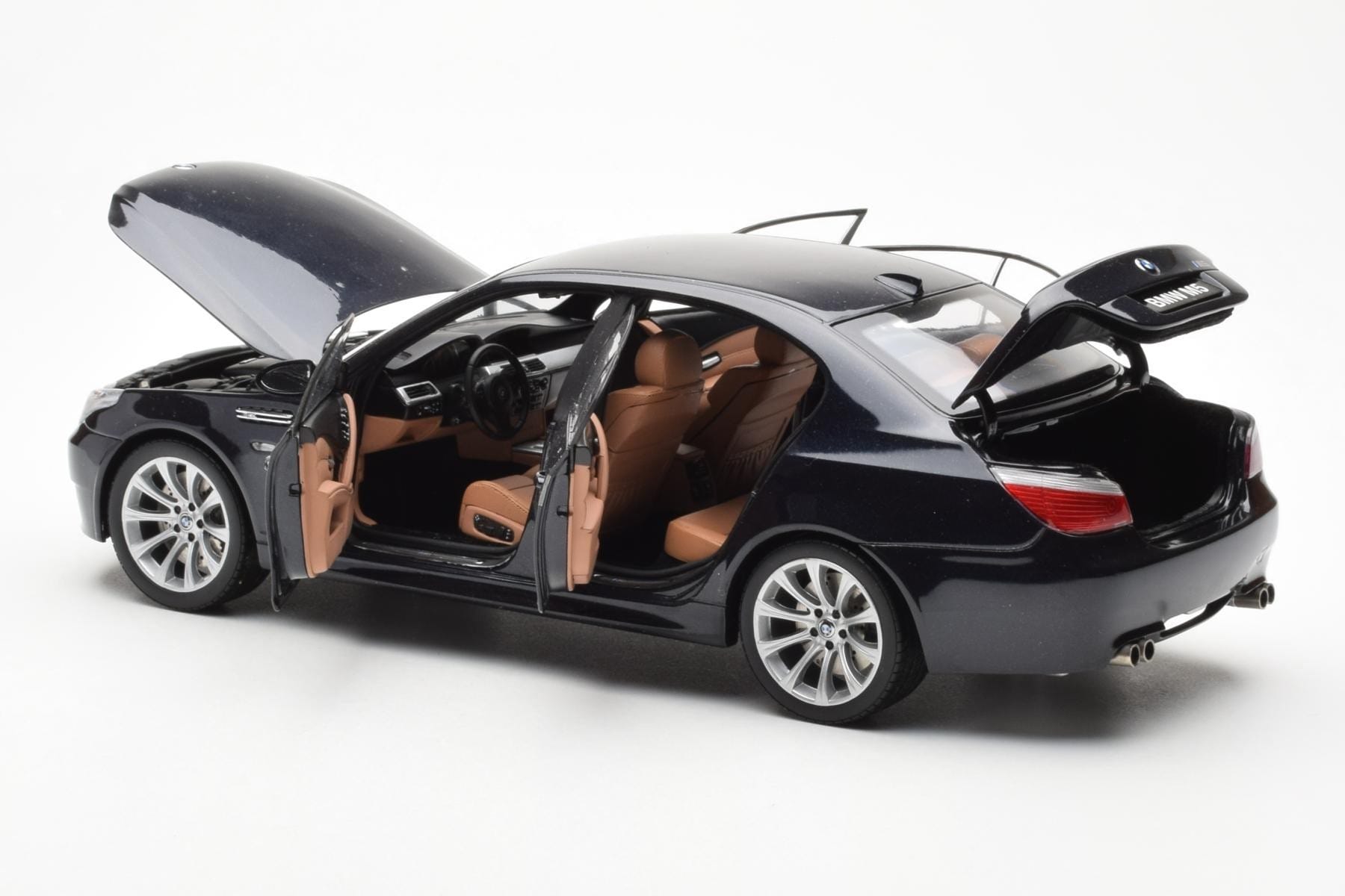 BMW M5 E60 Carbon Negru Kyosho 1:18 08593BK Metal - imaginea 5 din 8