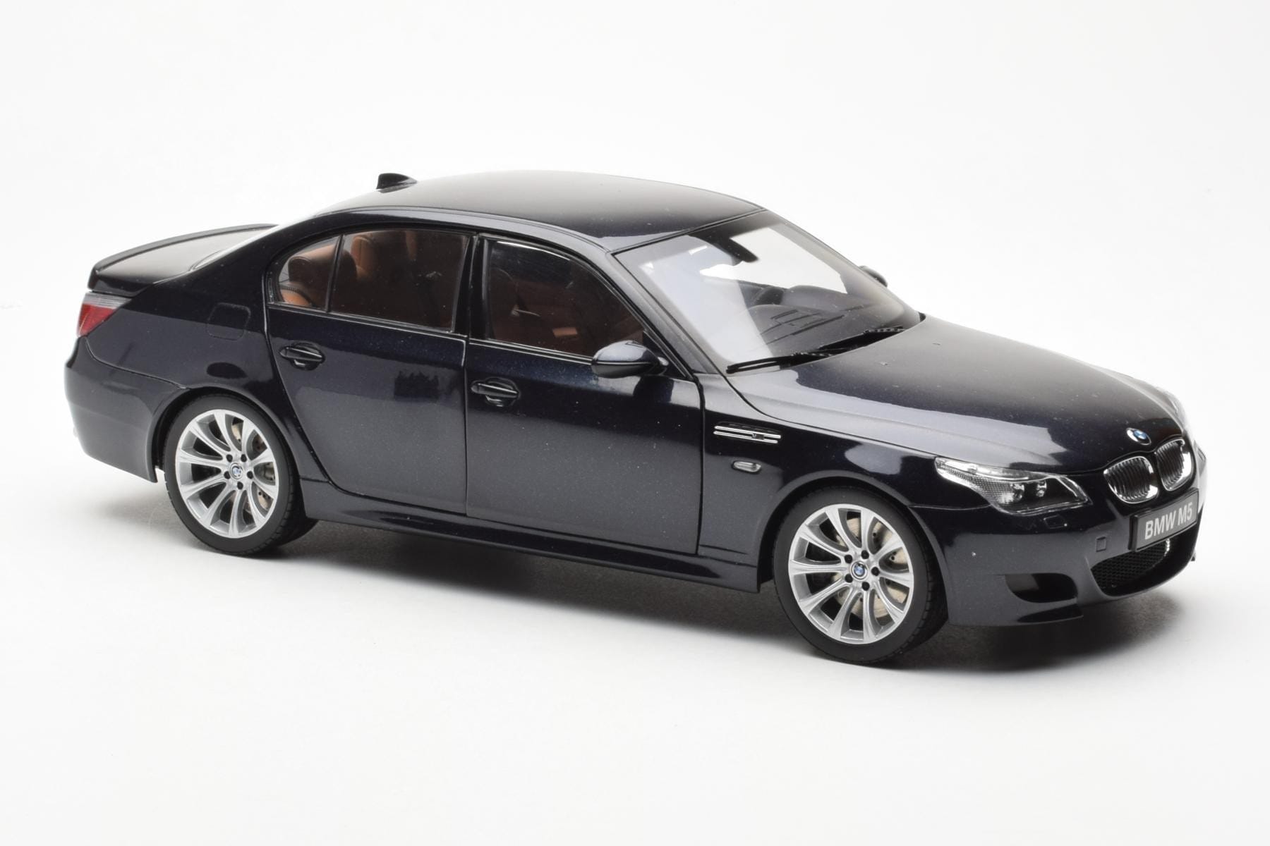 BMW M5 E60 Carbon Negru Kyosho 1:18 08593BK Metal - imaginea 6 din 8