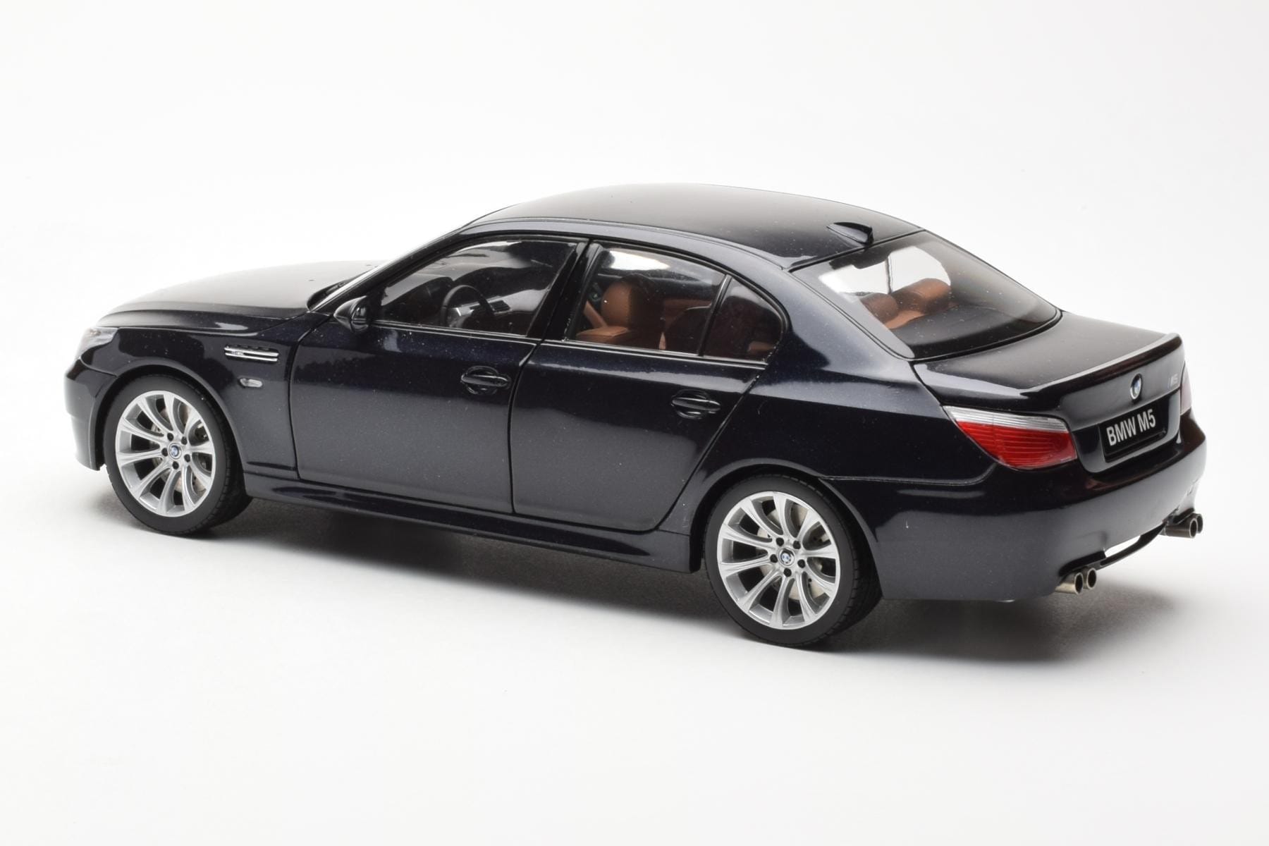BMW M5 E60 Carbon Negru Kyosho 1:18 08593BK Metal - imaginea 7 din 8