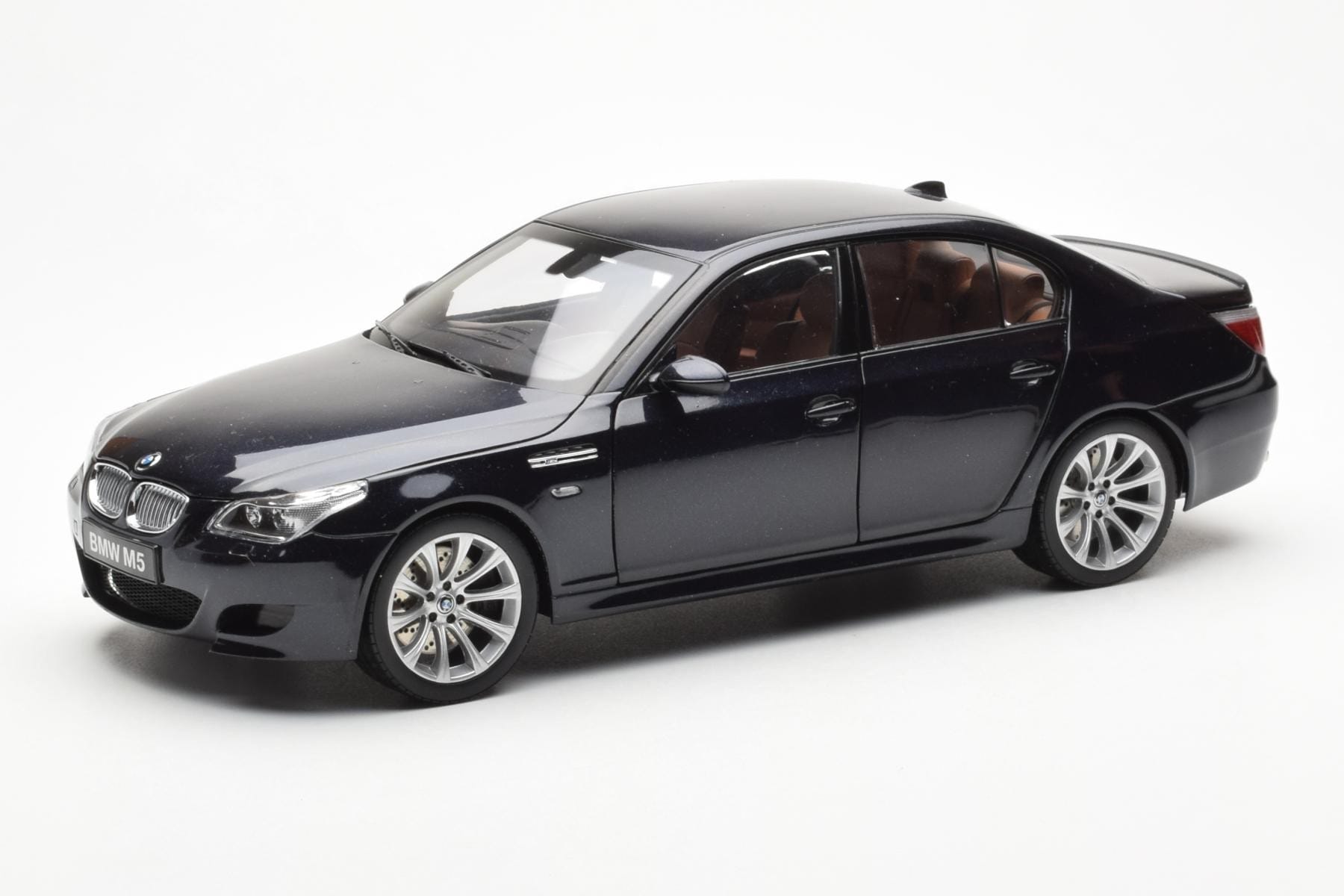 BMW M5 E60 Carbon Negru Kyosho 1:18 08593BK Metal