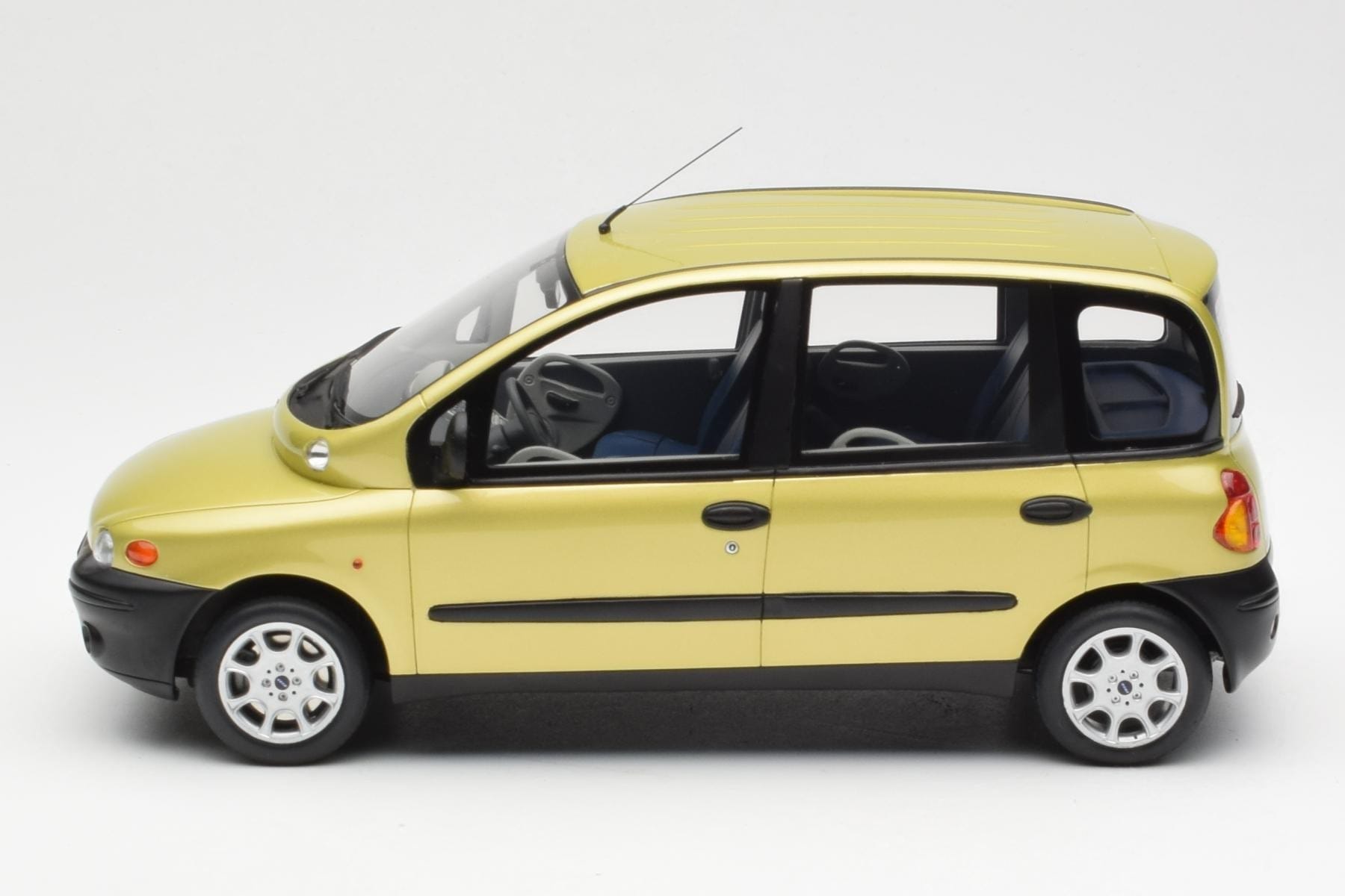 Fiat Multipla Galben Otto 1:18 OT1047 Rășină - imaginea 3 din 6