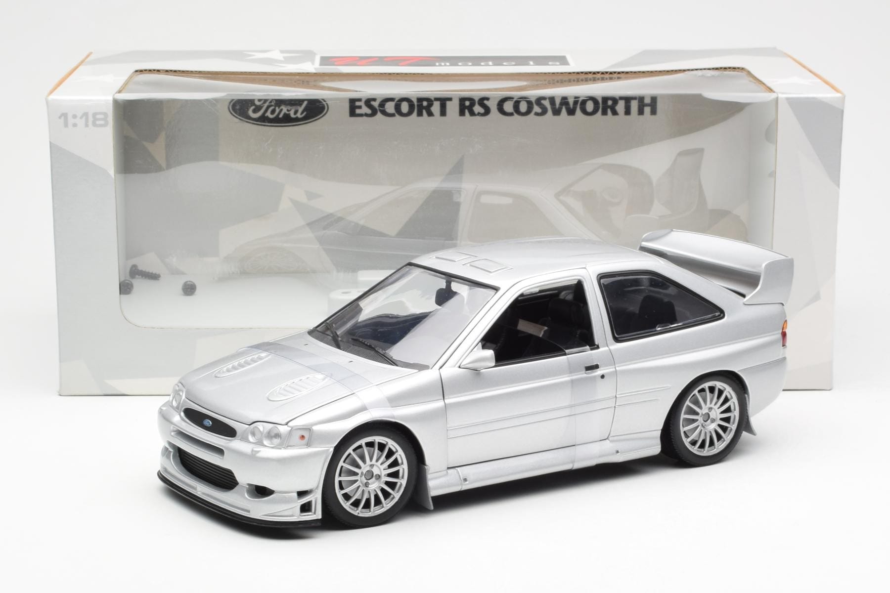 Ford Escort RS Cosworth Versiune Stradală Argintiu UT Models 1:18 22706 Metal - imaginea 2 din 6