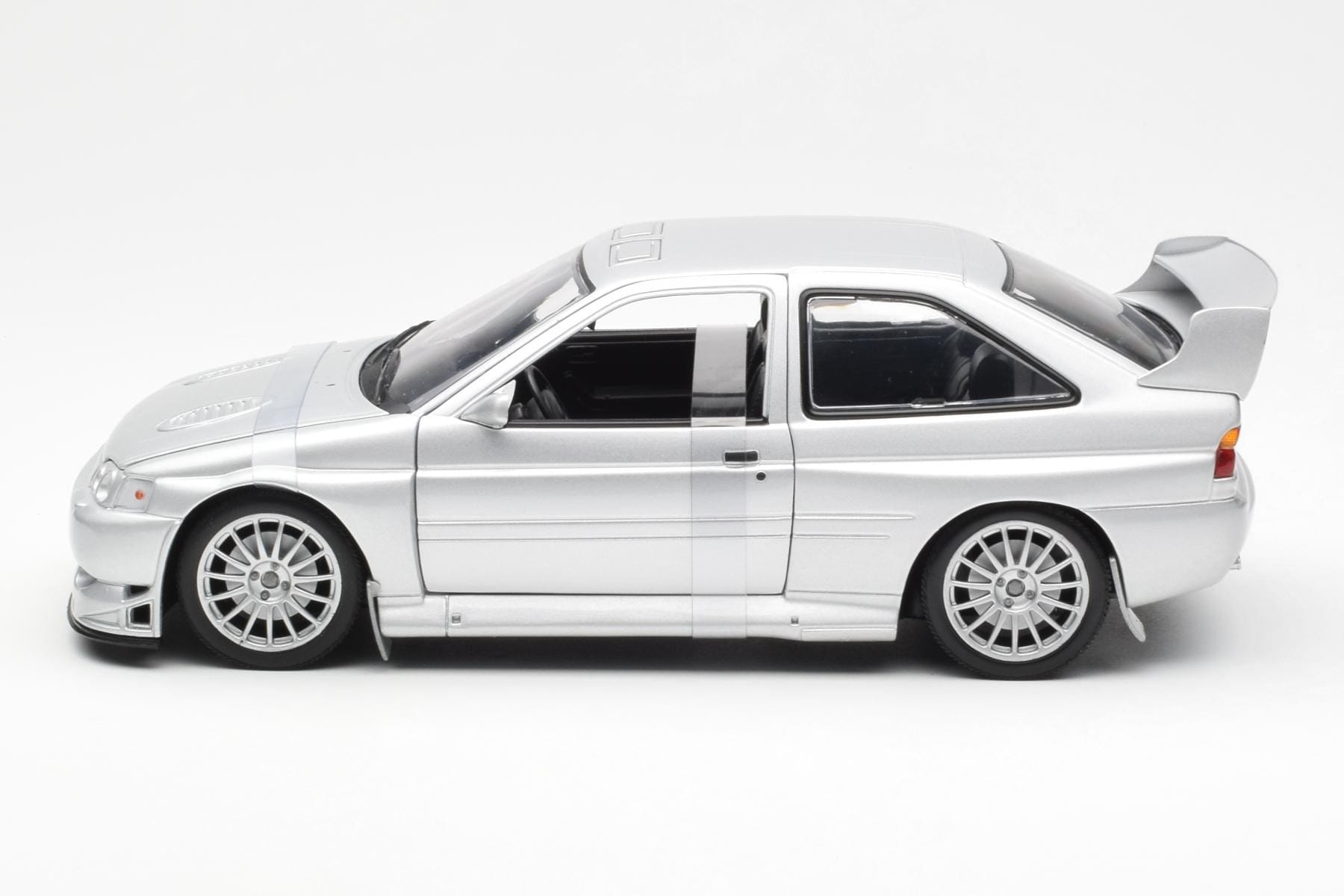 Ford Escort RS Cosworth Versiune Stradală Argintiu UT Models 1:18 22706 Metal - imaginea 3 din 6