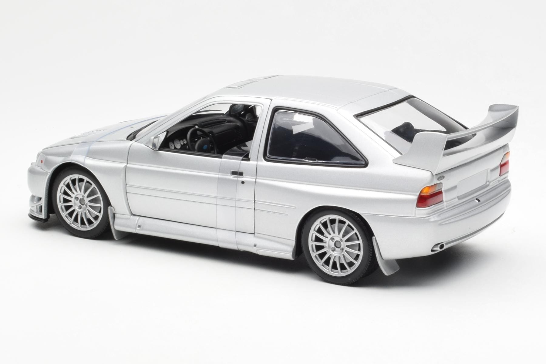 Ford Escort RS Cosworth Versiune Stradală Argintiu UT Models 1:18 22706 Metal - imaginea 4 din 6