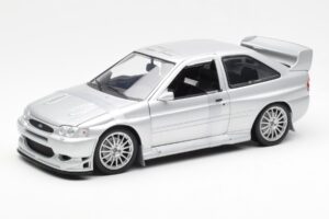Ford Escort RS Cosworth Versiune Stradală Argintiu UT Models 1:18