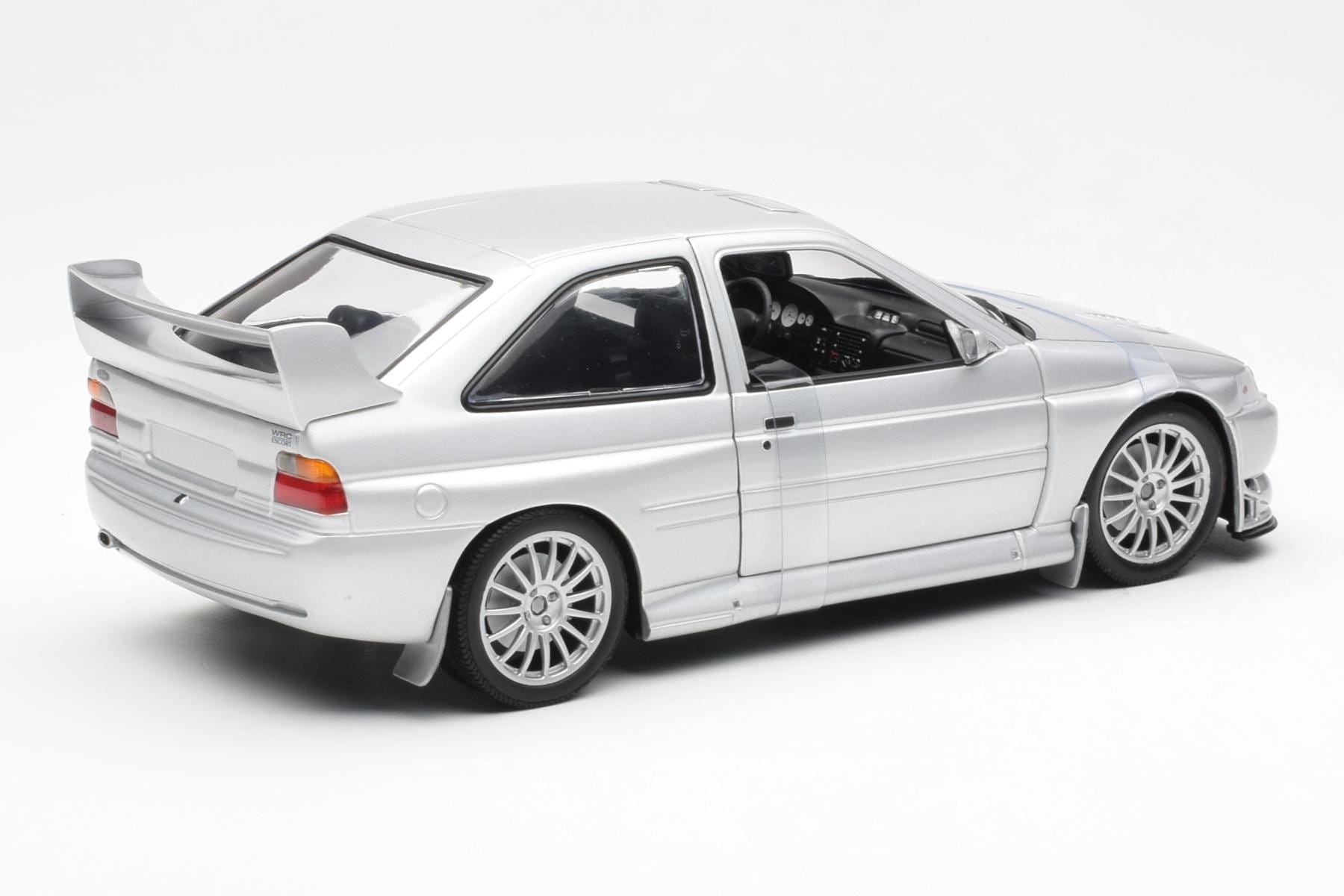 Ford Escort RS Cosworth Versiune Stradală Argintiu UT Models 1:18 22706 Metal - imaginea 5 din 6