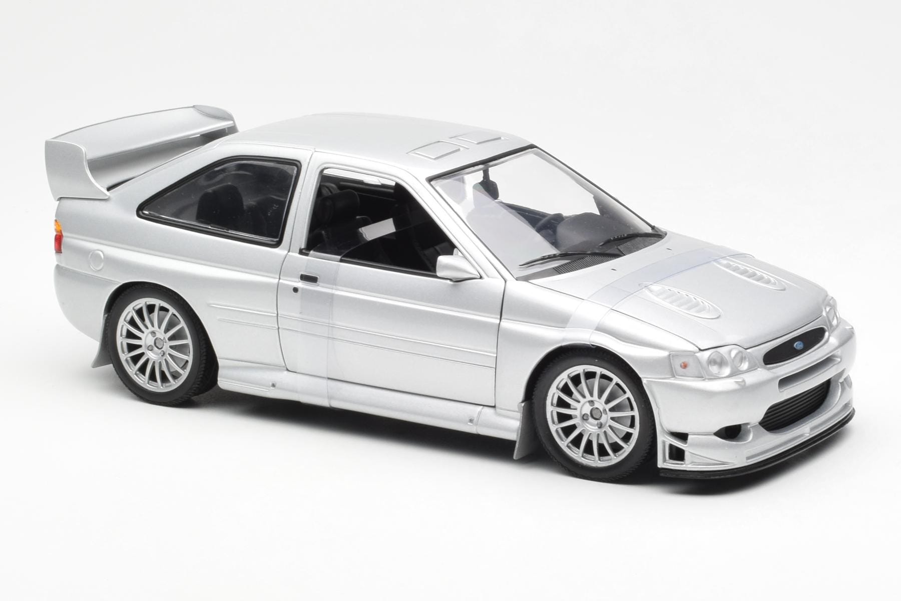 Ford Escort RS Cosworth Versiune Stradală Argintiu UT Models 1:18 22706 Metal - imaginea 6 din 6