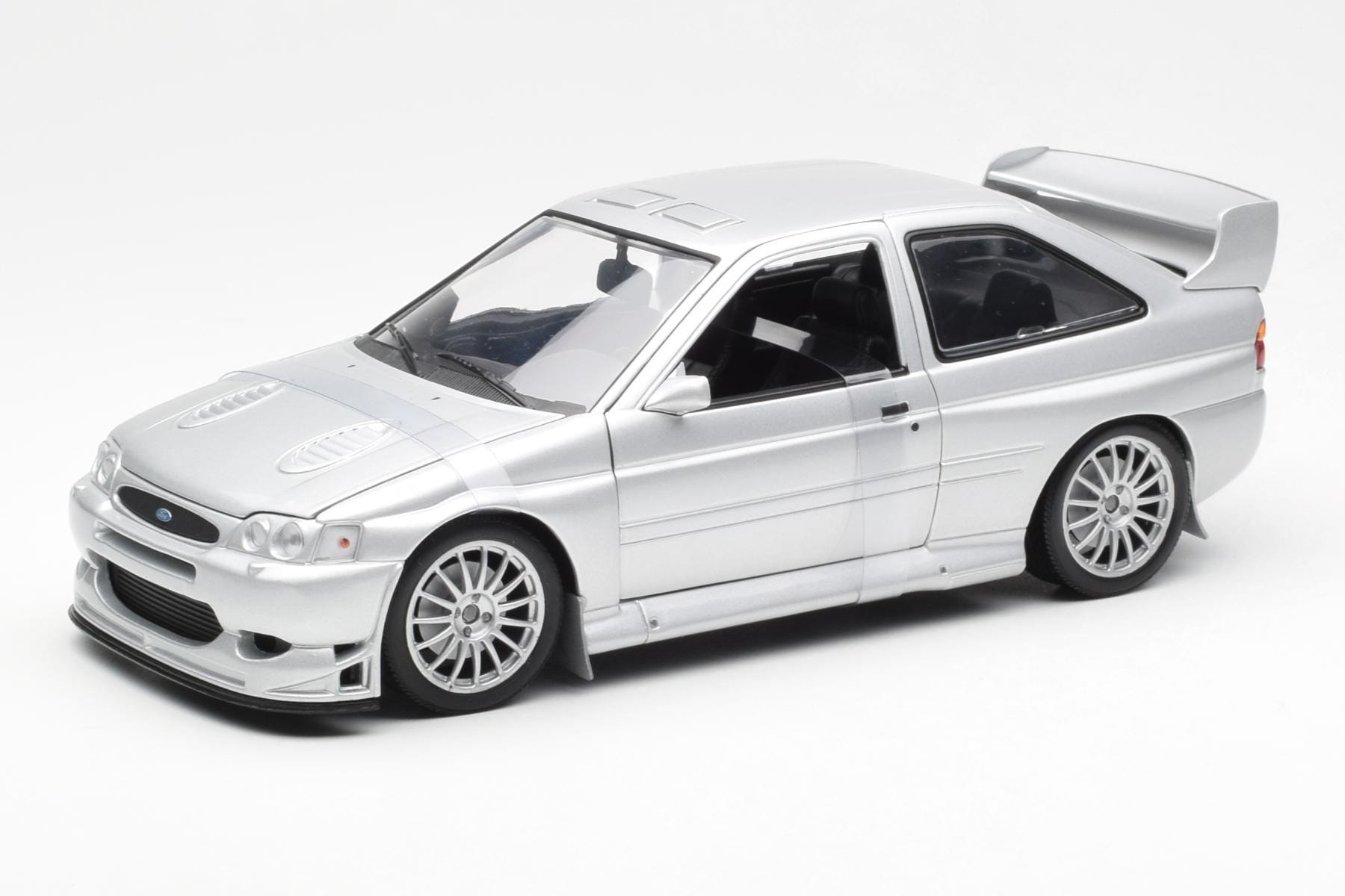 Ford Escort RS Cosworth Versiune Stradală Argintiu UT Models 1:18 22706 Metal