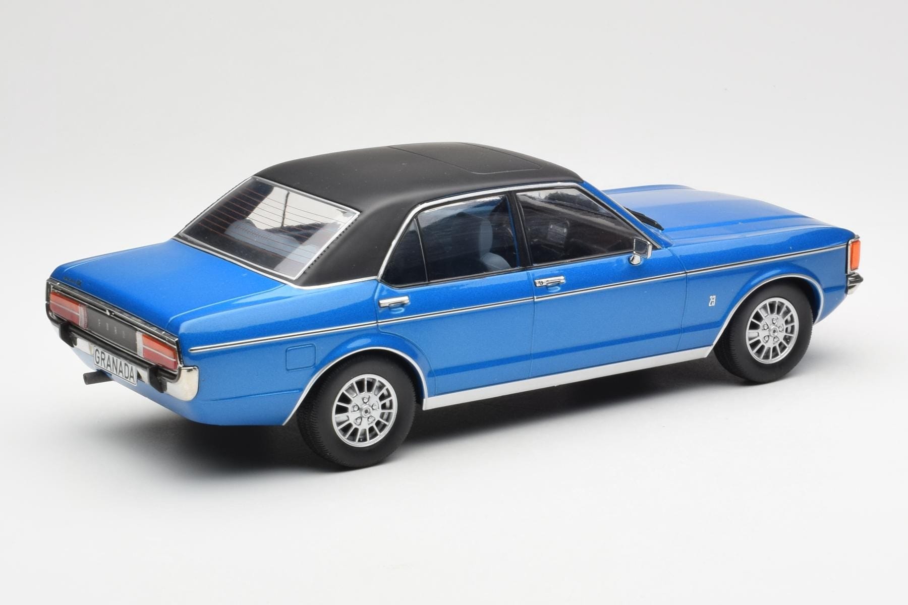 Ford Granada Mk1 Albastru Metalic Negru Mat MCG 1:18 MCG18394 Metal - imaginea 2 din 6