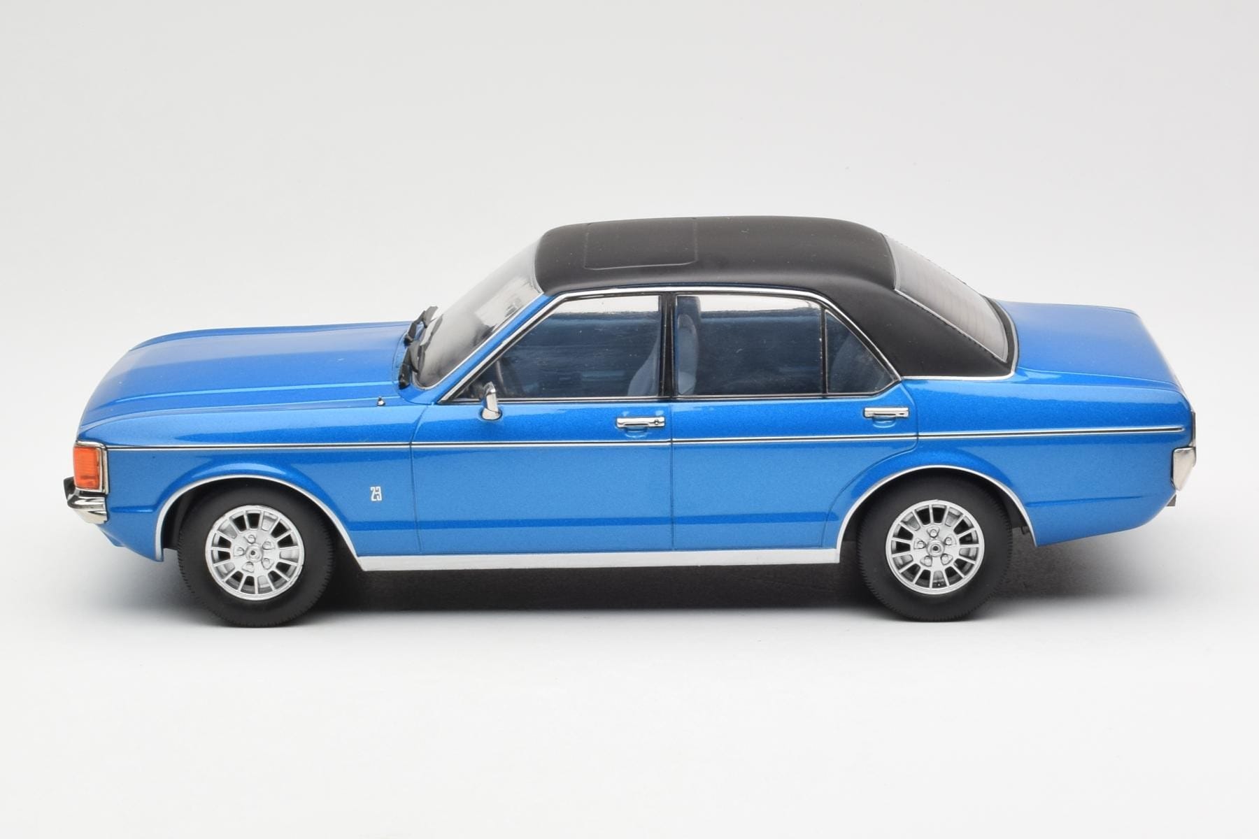 Ford Granada Mk1 Albastru Metalic Negru Mat MCG 1:18 MCG18394 Metal - imaginea 3 din 6