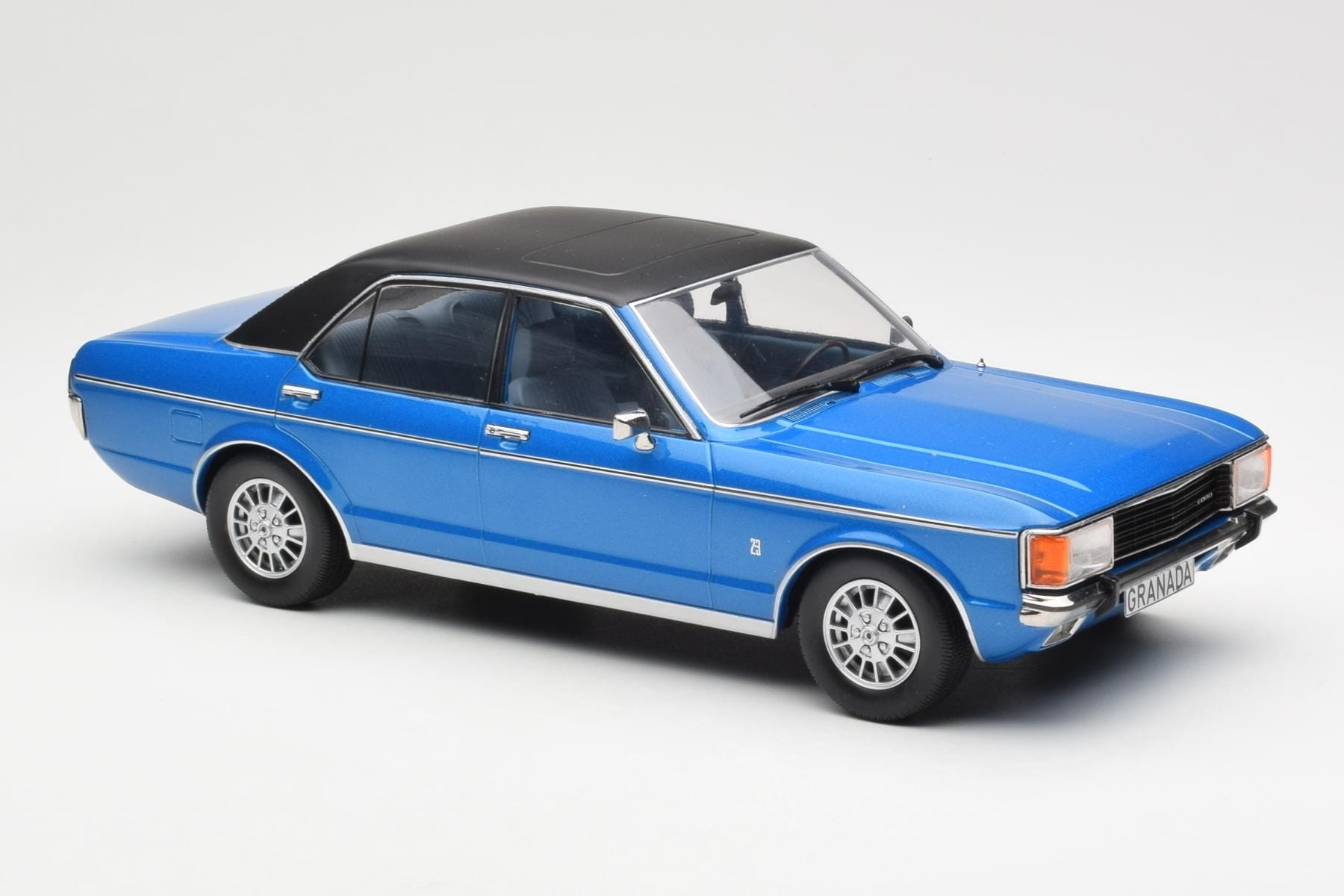 Ford Granada Mk1 Albastru Metalic Negru Mat MCG 1:18 MCG18394 Metal - imaginea 4 din 6