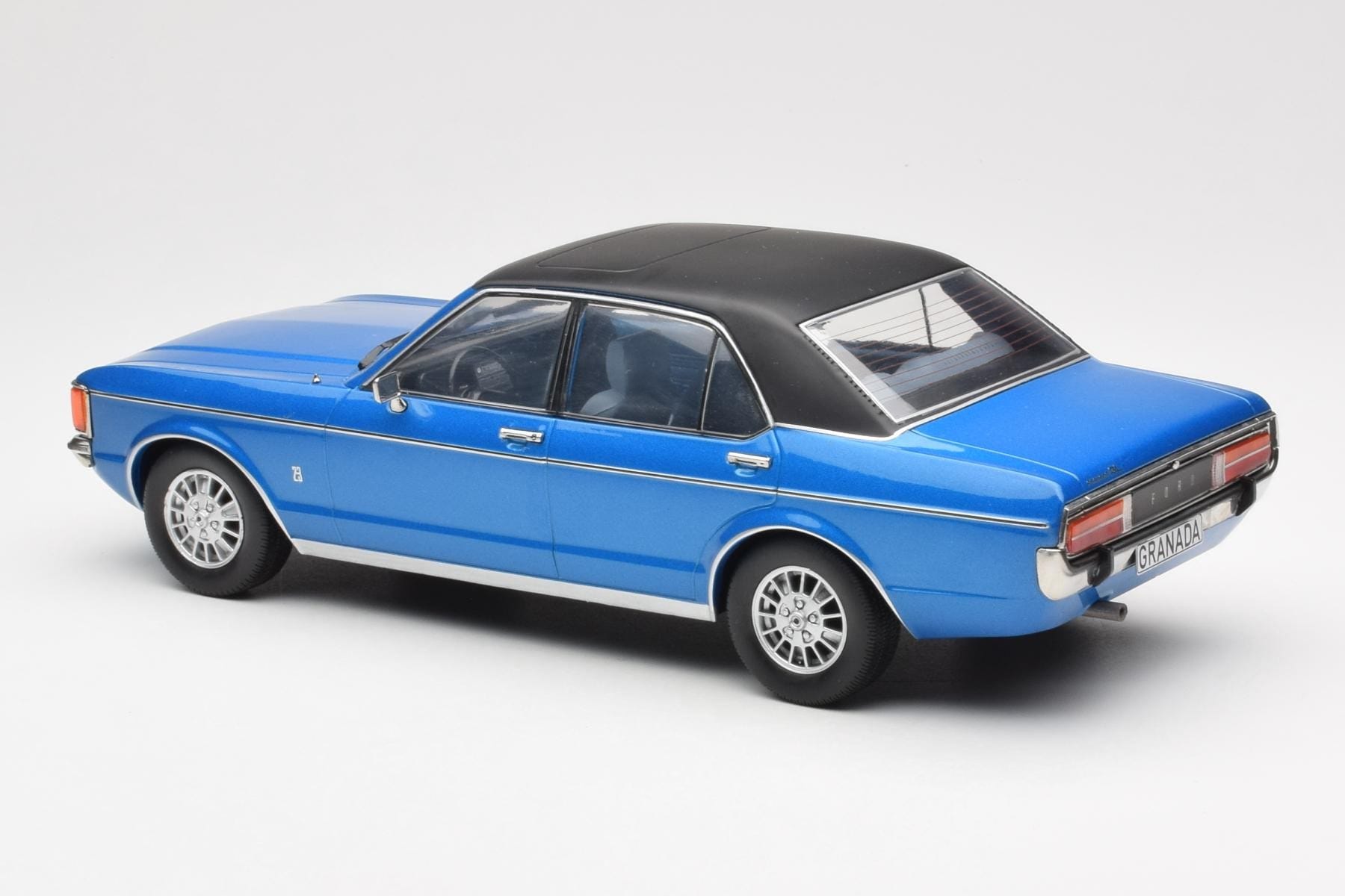 Ford Granada Mk1 Albastru Metalic Negru Mat MCG 1:18 MCG18394 Metal - imaginea 5 din 6