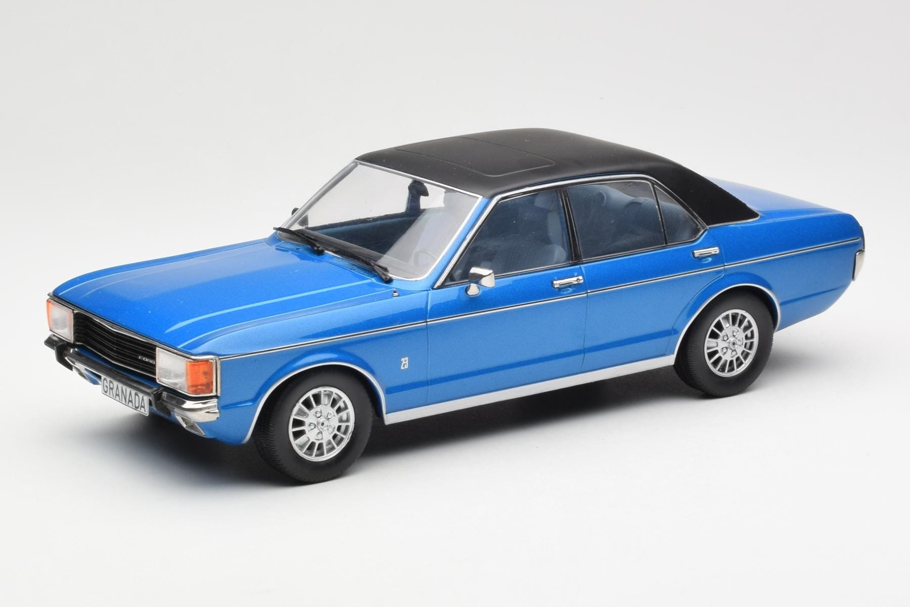 Ford Granada Mk1 Albastru Metalic Negru Mat MCG 1:18 MCG18394 Metal