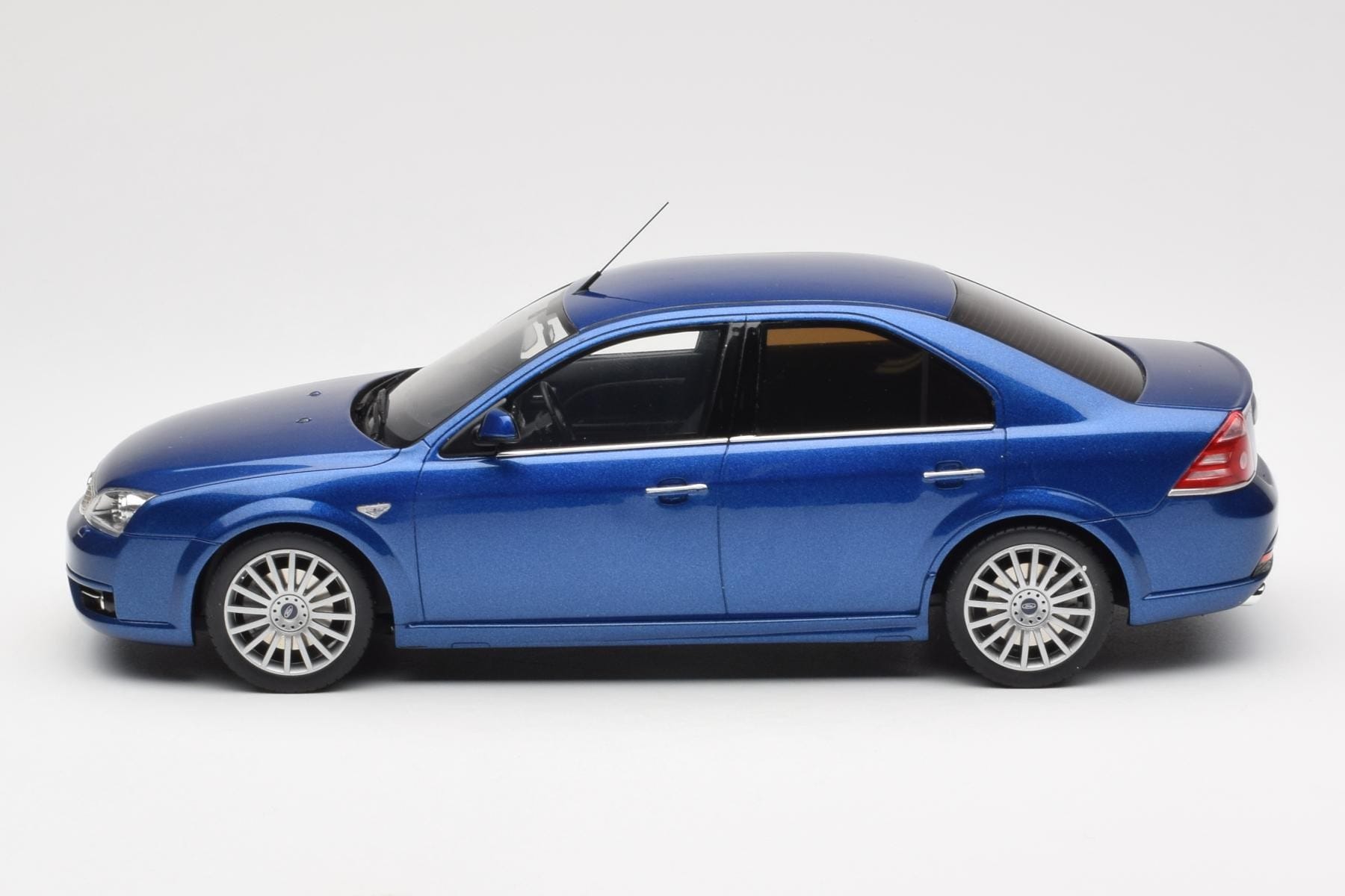 Ford Mondeo ST220 Performance Albastru Otto 1:18 OT448 Rășină - imaginea 3 din 6