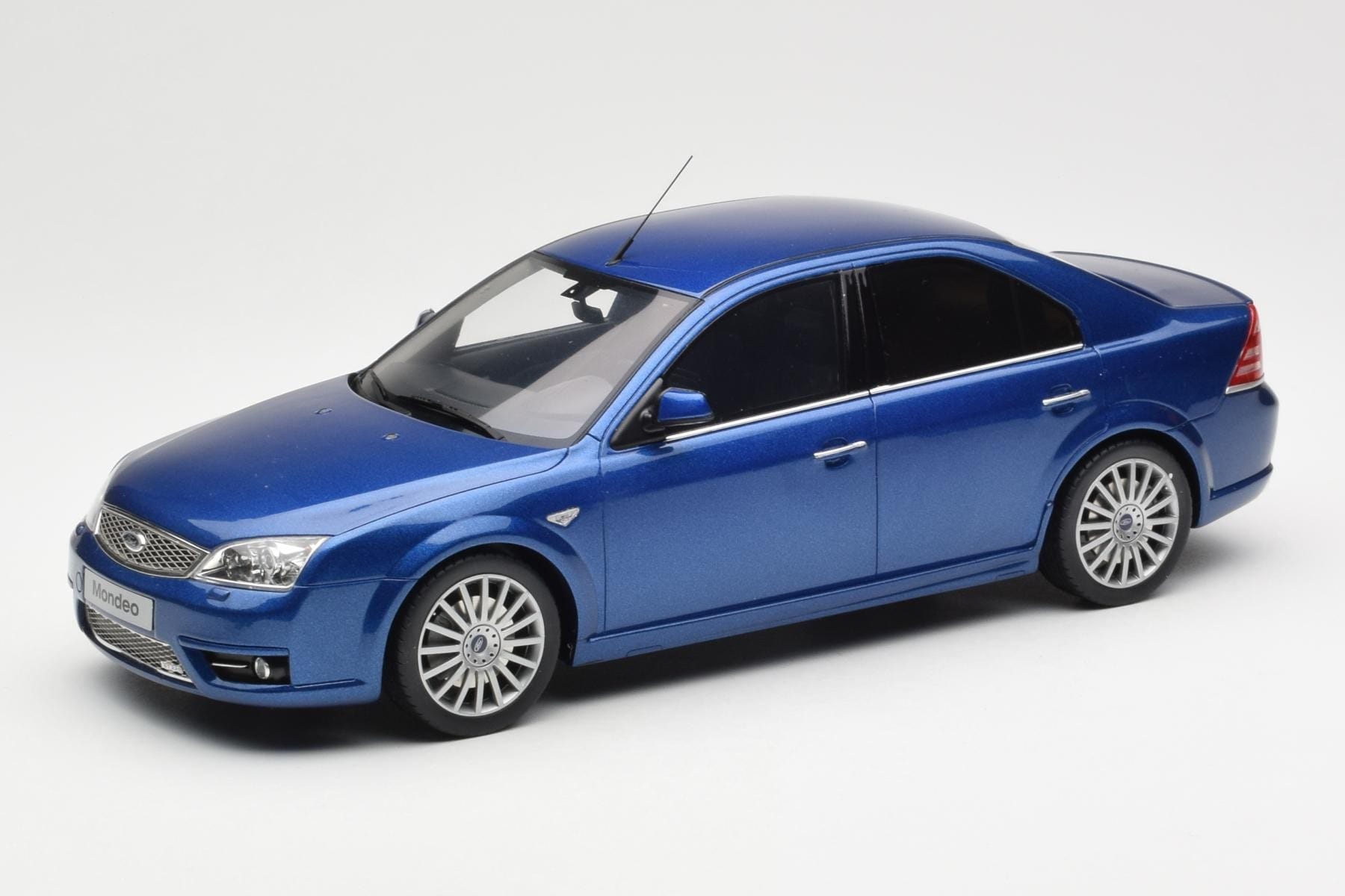 Ford Mondeo ST220 Performance Albastru Otto 1:18 OT448 Rășină