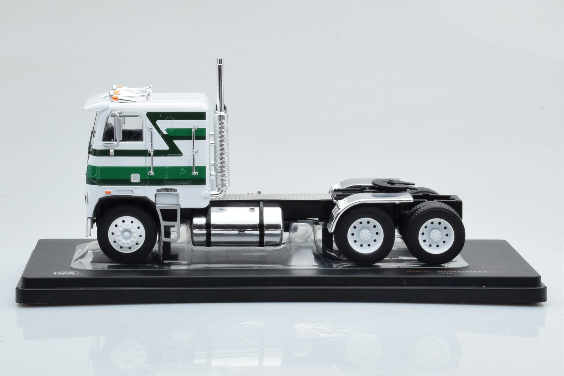 Freightliner FLA Alb Verde IXO 1:43 TR149 Metal - imaginea 2 din 4
