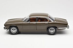 Jaguar XJ6 Series 1 4.2 Sable Maro Paragon 1:18 2011004 Metal - imaginea 4 din 8