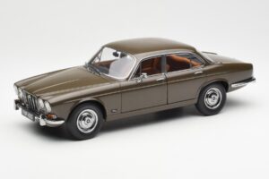 Jaguar XJ6 Series 1 4.2 Sable Maro Paragon 1:18 2011004