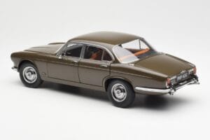 Jaguar XJ6 Series 1 4.2 Sable Maro Paragon 1:18 2011004 Metal - imaginea 7 din 8