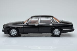 Jaguar XJ6 XJ40 Ebony Negru Almost Real 1:18 810543 Metal - imaginea 4 din 11