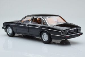 Jaguar XJ6 XJ40 Ebony Negru Almost Real 1:18 810543 Metal - imaginea 7 din 11