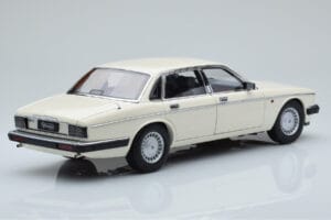Jaguar XJ6 XJ40 Glacier Alb Almost Real 1:18 810542 Metal - imaginea 3 din 11