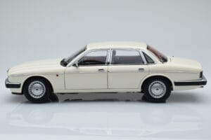 Jaguar XJ6 XJ40 Glacier Alb Almost Real 1:18 810542 Metal - imaginea 4 din 11