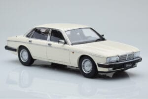 Jaguar XJ6 XJ40 Glacier Alb Almost Real 1:18 810542 Metal - imaginea 6 din 11