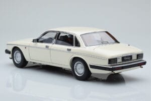 Jaguar XJ6 XJ40 Glacier Alb Almost Real 1:18 810542 Metal - imaginea 7 din 11
