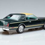 Lincoln Continental Mark V Verde Închis MCG 1:18 MCG18404 Metal - image 2 of 6