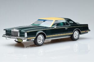 Lincoln Continental Mark V Verde Închis MCG 1:18 MCG18404 Metal