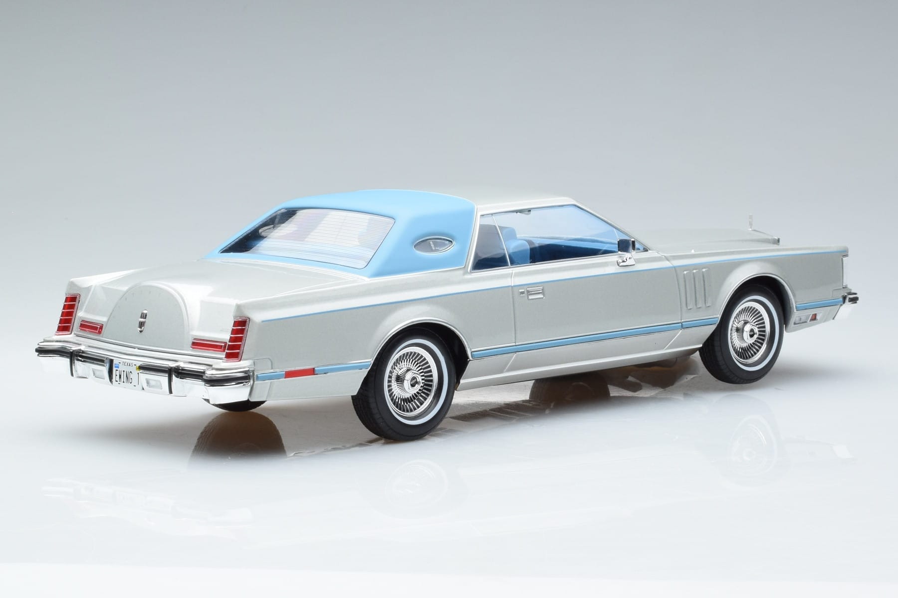 Lincoln Continental Mark V Argintiu MCG 1:18 MCG18403 Metal - imaginea 2 din 6