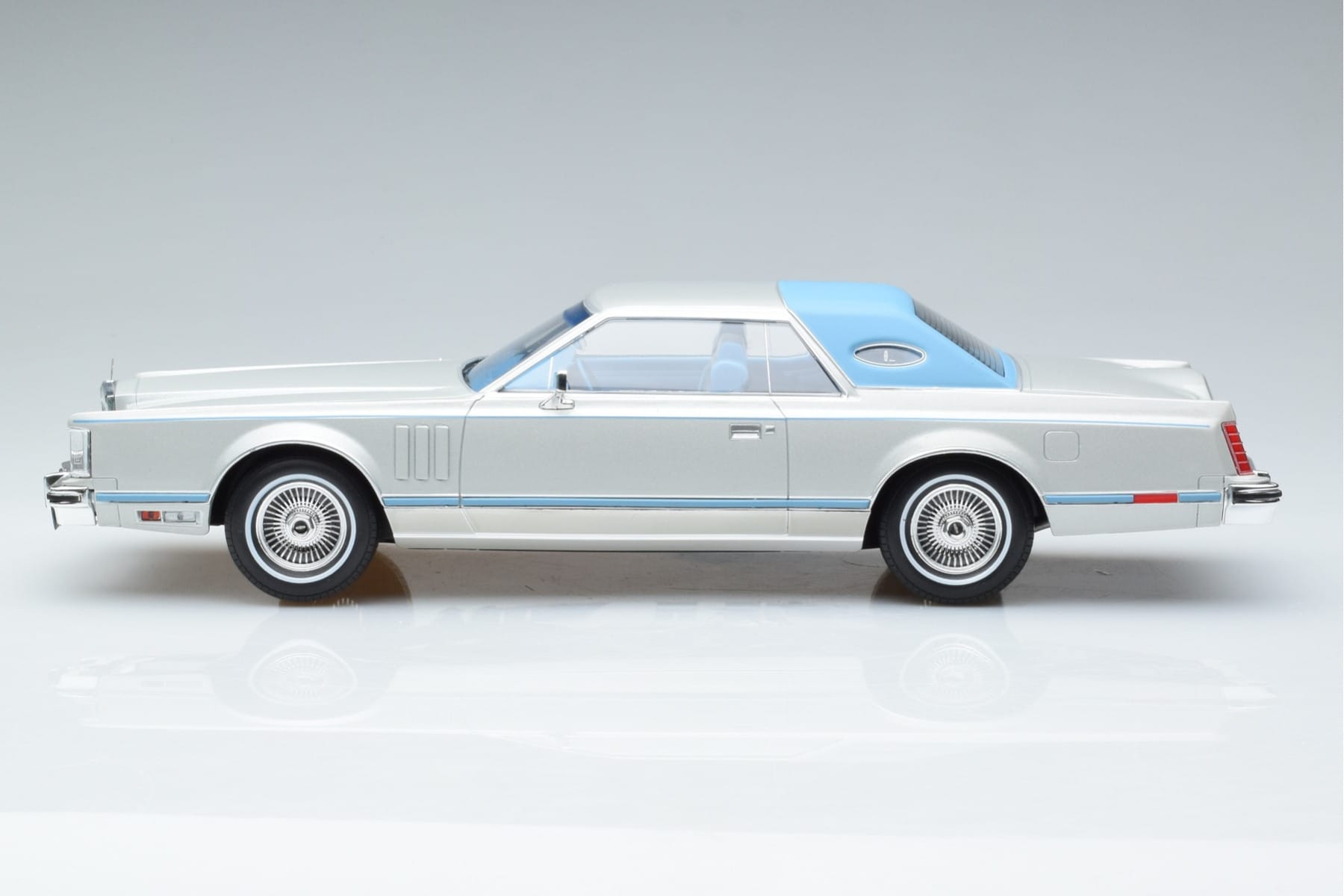 Lincoln Continental Mark V Argintiu MCG 1:18 MCG18403 Metal - imaginea 3 din 6