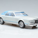 Lincoln Continental Mark V Argintiu MCG 1:18 - image 4 of 6