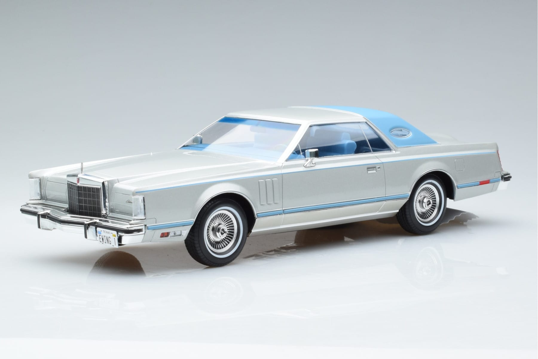 Lincoln Continental Mark V Argintiu MCG 1:18 MCG18403 Metal