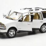 Lincoln Navigator Alb AUTOart 1:18 - image 2 of 8