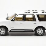 Lincoln Navigator Alb AUTOart 1:18 - image 4 of 8