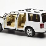 Lincoln Navigator Alb AUTOart 1:18 - image 5 of 8