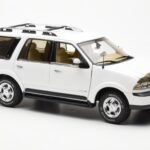 Lincoln Navigator Alb AUTOart 1:18 - image 6 of 8