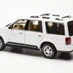 Lincoln Navigator Alb AUTOart 1:18 - image 7 of 8