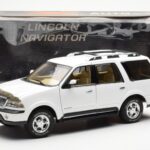 Lincoln Navigator Alb AUTOart 1:18 - image 8 of 8