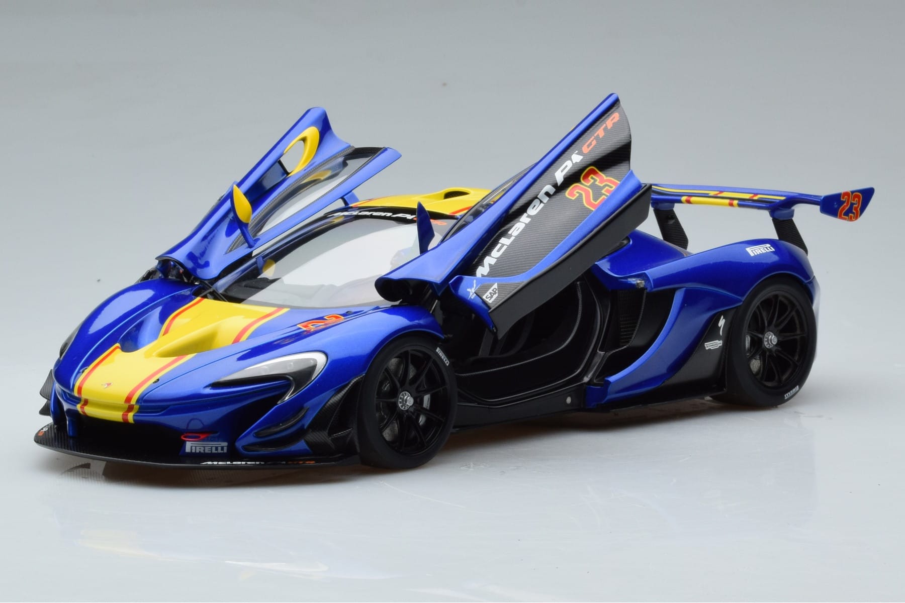 McLaren P1 GTR Albastru Cu Dungi Galbene AUTOart 1:18 81542 Compozit - imaginea 2 din 7